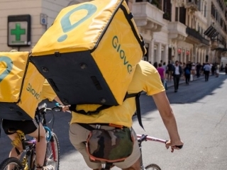 España: reconocen la relación de dependencia de los riders con Glovo