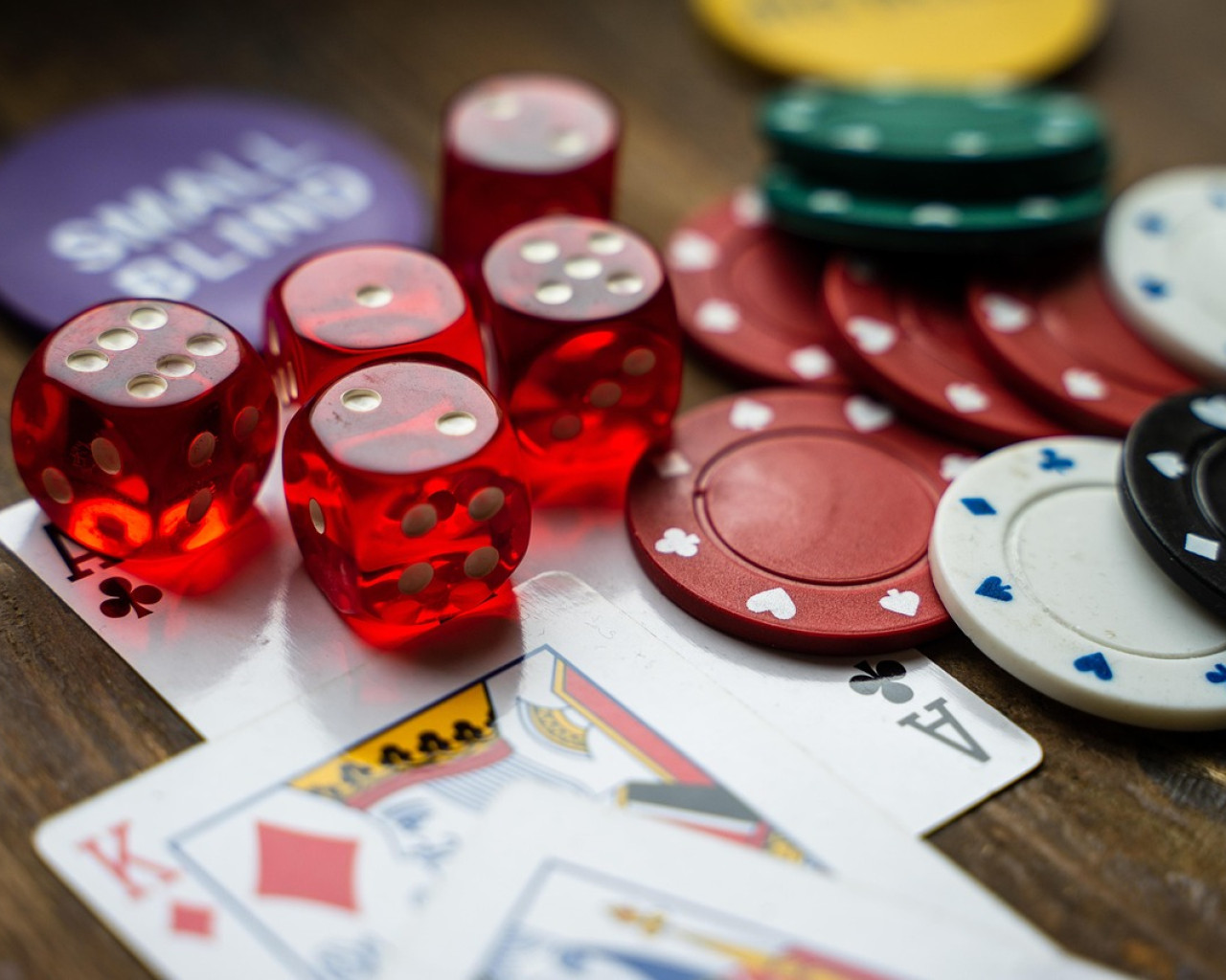 Interfaccia utente moderna di un casinò online che mostra slot machine e giochi da tavolo
